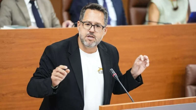 Dura confrontación en el debate de investidura por los pactos de Juanma Moreno con la extrema derecha