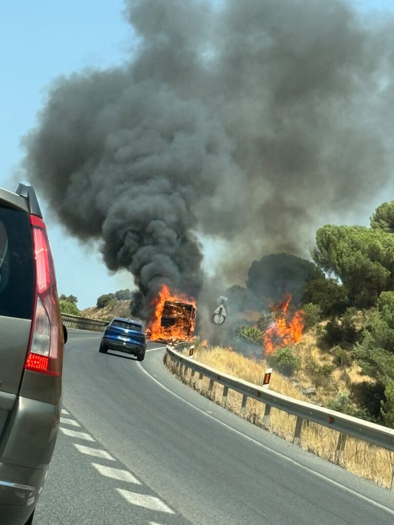 Activado el nivel 1 de emergencia por un incendio forestal en Cerro Muriano tras arder un camión de paja