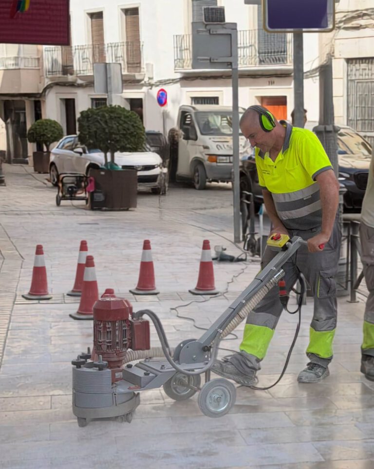 Puente Genil inicia los trabajos de abujardado en el pavimento del centro para mejorar la seguridad peatonal